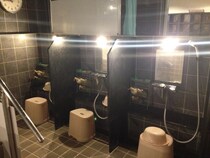 【素朴な疑問】お風呂場にイスは必要？ 周囲の人たちに聞いてみたら意見がまっぷたつに分かれる結果に