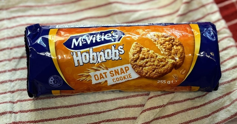 イギリスで愛され続けるマクビティ「ホブノブ オーツビスケット」が日本上陸🍪 現地人が大好きな食べ方を試してみたら大優勝でした