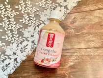 ゴンチャのペットボトル初！ホットでもアイスでも楽しめるフルーツミルクティ「貢茶 いちご和紅茶ミルクティー」🍓