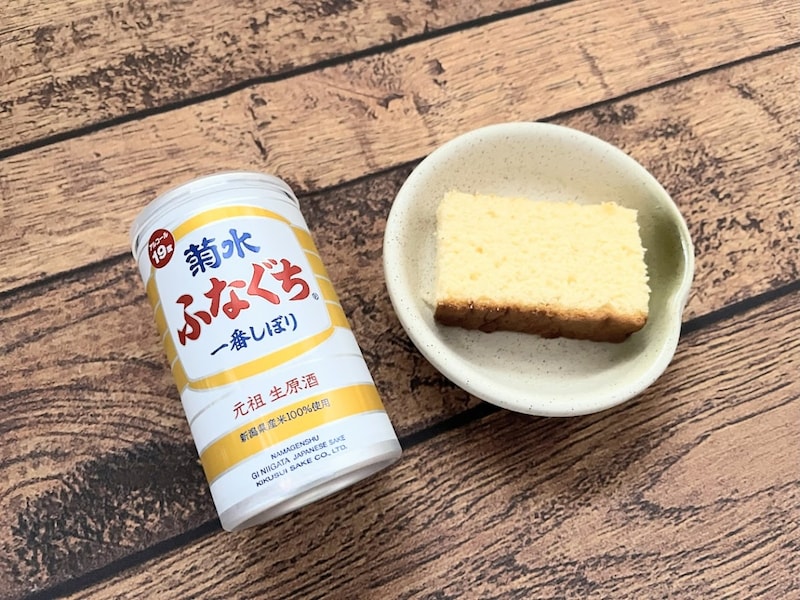 【ガチのお酒好きへ】カステラを日本酒につけると禁断の食べ物が爆誕!これが新しい日本酒の嗜み方なのかもしれない