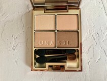 ベストセラーに理由あり！ ルナソルの「スキンモデリングアイズ」はブルベにも似合う万能ブラウンアイシャドウだった