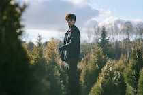 昼は庭師で夜は殺し屋…さまざまな秘密が交錯する美しき殺人劇 Netflixドラマ『ザ・ガーデナー』【カウチポテトのお供】