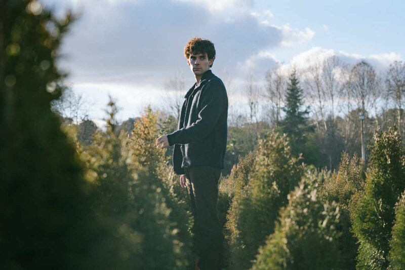 昼は庭師で夜は殺し屋…さまざまな秘密が交錯する美しき殺人劇 Netflixドラマ『ザ・ガーデナー』【カウチポテトのお供】