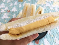 ローソンに「濃厚プリンサンド」が登場！ パンにプリンを挟んだ背徳感ゾクゾクなサンドイッチだよ〜