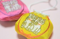 【かわいいお守り】ちょっぴりふてぶてしいニャンコの表情に胸がキュンとします / 今戸神社の「縁結御守」