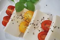 【豆腐がチーズに？】豆腐を塩に漬けるだけでとんでもない旨さになるってマジ？ 作ってみたら…塩をふった◯◯の味になった