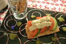 【絶品レシピ】「ダイエー」おすすめの「秋鮭の焼きカプレーゼ」を作ってみたよ / クリスマスにもぴったりの美味しさ♪