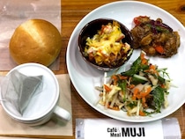 無印のカフェ「Cafe＆Meal MUJI 」はダイエット中にもおひとりさまランチにもピッタリ！ 野菜たっぷりのお惣菜がいっぱいそろってます