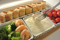 余ったお餅をおいしくいただく新レシピ！ 「お餅チーズフォンデュ」を試してみてー♪