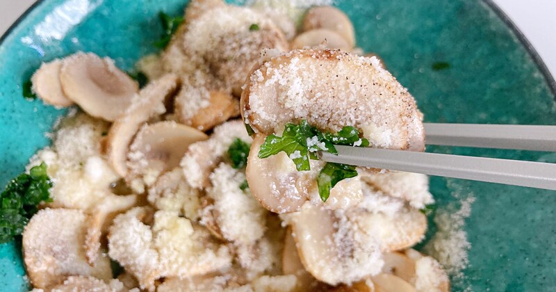 けしからんレシピ🍄‍🟫ユキグニファクトリーの焼いて和えるだけ 「マッシュルームの白だしレモンサラダ」がおいしすぎて1パック即消失