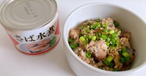 混ぜて焼くだけの「こんがりしっとりさば缶そぼろ」を作ってみたらさば缶の汁まで活用できて万能なおかず爆誕したよ🍚