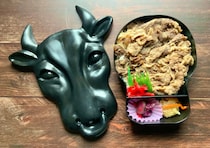 この駅弁、爆笑しちゃう🐄リアルな牛さんフェイスでメロディが流れる入れ物!? 松坂牛の駅弁「あら竹」の「モー太郎弁当」を取り寄せてみた