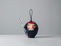 【購入可能】土屋鞄製作所から「だるま専用バッグ」が登場！ チラッと見えるだるまにジワジワ＆お値段は末広がりの…？