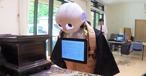 ペッパーくんが「読経」してくれるサービスが誕生 / 袈裟を身につけ木魚を叩く姿は海外でも話題になっています