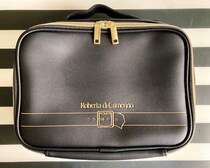 「＆ROSY」9月号の付録はロベルタのビッグサイズポーチ！ なんとヘアスプレーが収納できるサイズです