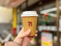 200円でお釣りがくる！マシンで淹れ立てアツアツのミルクティーを作れる「セブンカフェ ティー」ってこんなにおいしいの!?