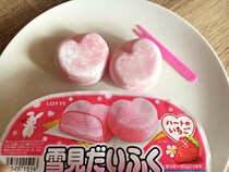ひっくり返すとハート型に♡「雪見だいふく ハートのいちご」はほどよいミルク風味といちご味を堪能できちゃうよ♪