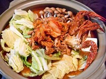 おいしいお鍋レシピを教えて！ 「白菜×豚肉の最強コンビ鍋」「キムチの素を追加した激辛キムチ鍋」「はんぺん入りカレー鍋」など