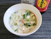 【簡単レシピ】豆乳で作る台湾朝ごはんの定番「鹹豆漿（シエンドウジャン）」！ お酢で豆乳がほろほろになるよ