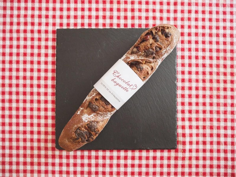 ドンクの期間限定「ショコラバゲット」 はチョコた〜っぷり🫶クランベリー×ヘーゼルナッツの組み合わせも最高で至福のバレンタインを