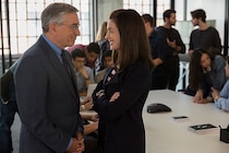 アン・ハサウェイがファッションサイトの女社長に！ 70歳の “新人” ロバート・デ・ニーロが働く女性を癒す映画『マイ・インターン』【最新シネマ批評】