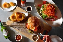 ホテル椿山荘東京に「タバスコ」とのコラボメニューが登場！ ゴージャスなバーガーやタバスコのスイーツなど