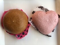 セブンで発売中の2種類のチョコまんを食べ比べ!! 違いはチョコの味のだけかと思いきや「フォンダンショコラまん」が見た目以上にすごかった