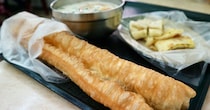 【台湾の朝食シリーズ】第2回 ながーい揚げパン・油條 / サクッとふわふわ食感を豆乳のスープに浸していただきます♪