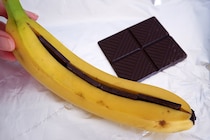 イギリス人に教わった最高に美味しい「焼きバナナチョコ」の作り方 / バナナにチョコ挟んで丸ごと焼くだけ