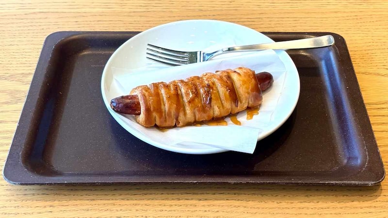 無料でできるスターバックスの裏技カスタマイズ「あらびきソーセージパイ」にキャラメルソースをかけると…予想外のペアリングでした