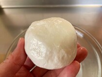 牛乳とお酢だけで意外と簡単にモッツァレラチーズが作れちゃう！ 出来たてのフレッシュさは感動ものだよ♪