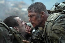 強い男が侵略者とガチンコ勝負！ パワーですべてを解決するNetflix映画『ウォー・マシーン 未知なる侵略者』【カウチポテトのお供】