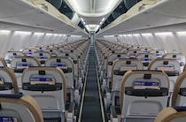 飛行機で知らない人の隣に座るのはストレス？わかりみが深い「旅行時のストレスに関する意識調査」