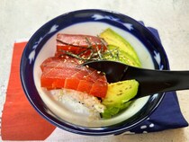 見た目はマグロだけど実は…!? 脳がバグる次世代シーフード「まるで魚 マグロ」を食べてみた【本音レビュー】