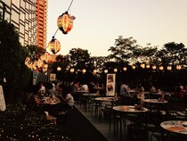 六本木のホテル「グランドハイアット東京」にて「昭和ビアガーデン」開催中！ 昭和の歌謡曲をBGMにハイボール＆ハムカツはいかが？