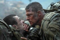 強い男が侵略者とガチンコ勝負！ パワーですべてを解決するNetflix映画『ウォー・マシーン 未知なる侵略者』【カウチポテトのお供】