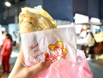 【台湾夜市のおすすめ屋台グルメ】 もちもちふわふわ「蔥抓餅」/ ミシュランガイドに載るほどの有名屋台です