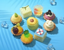 コージーコーナーのプチケーキが「夏休み」ムード満点！ 入道雲、ひまわり、プール、パイナップル…どれも可愛すぎて選べませんっ