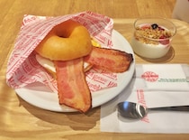 【超絶オススメ〜っ！】クリスピー・クリーム・ドーナツの店舗限定モーニングセットを食べてきたよ〜！ ふわとろドーナツバーガーがめっっちゃウマ♡