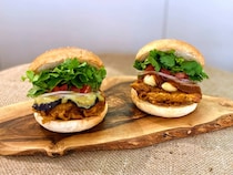 パクチー3倍がおすすめ！ フレッシュネスバーガー「パクチーチキンバーガー」が今年は2種類登場するよ