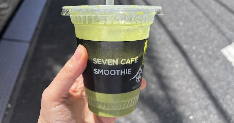 万博でめちゃくちゃ売れたセブン-イレブン「抹茶スムージー」が再販されているぞ！エリアで異なる2つの味を楽しめるみたいです