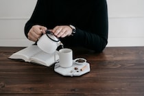 忙しい時こそ試したい！ 8分間で出来る「デジタルデトックス」/ 温かいお茶を入れながら自分の心の声に向き合おう