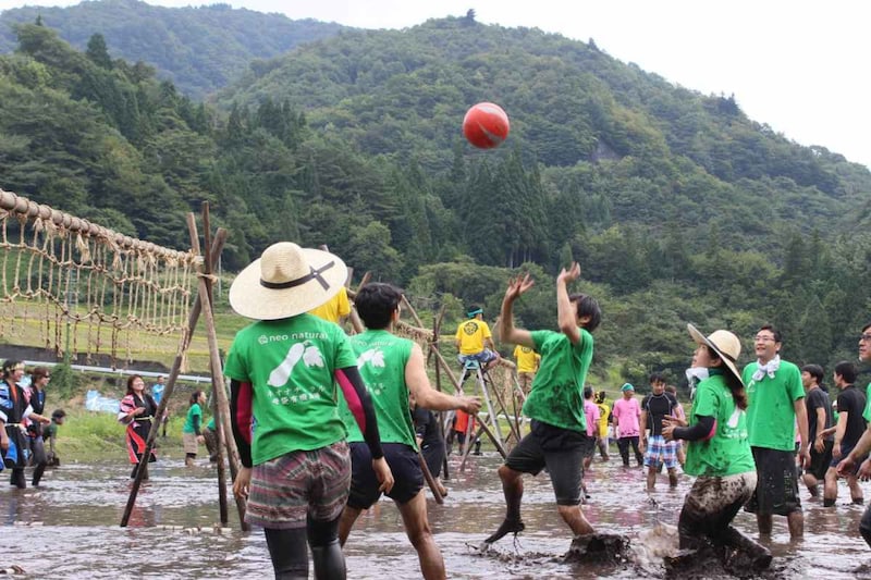 参加賞はオーガニックコスメ、優勝者にはお米20kg！この夏、大自然の中で「泥んこバレーボール」大会に参加するのだ！