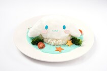 ふわふわの綿菓子がのった青いカレー!? 「ふわふわシナモロール展」のカフェメニューはかわいいけどめちゃ斬新です!!!