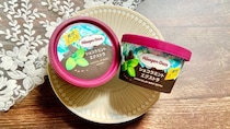 【衝撃の白さ】ハーゲンダッツ新作「ショコラミント」はミント強め×ビターチョコの大人の味でした🌿
