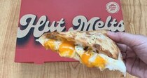 ピザハットにも月見がやってきた！ チーズとたまごがとろける「月見ハットメルツ」にメロメロになっちゃうわ♡