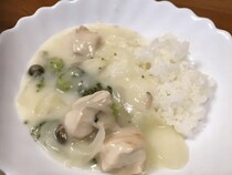 【わけかけ論争】クリームシチューはごはんと「わける」or「かける」？ 世代や地域で差があるみたい！