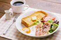 朝ごはんはパン派？ごはん派？ 社会人500名に調査した結果、第1位は「定番のアレ」でした🍞🍙🥛