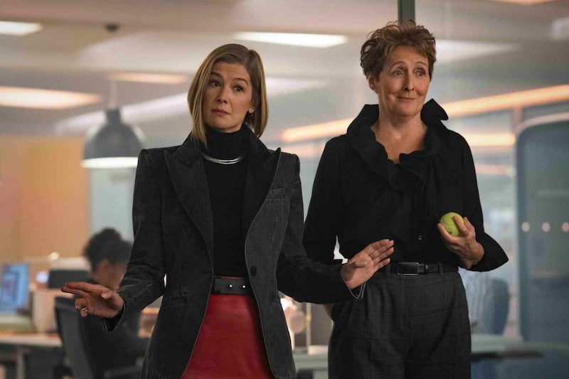 目が覚めたら男女が逆転した世界を描くNetflix映画『レディース・ファースト?!』男性差別を経験した主人公が行き着く先は？ 【#カウチポテトのお供】