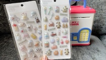 話題になったせいろやゲームのコントローラーまで…！スリコによる、スリコファンのためのスリコ商品の実写ぷっくりシールが出たぞ〜！【3COINS】
